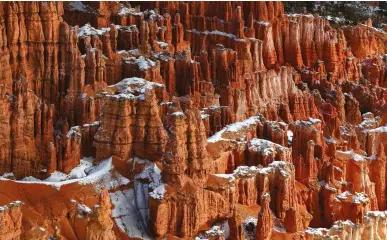  ??  ?? Below top REPETITION­Evening light sunbathes the incredible snow-covered amphitheat­re hoodoos at Bryce Canyon National Park in Utah