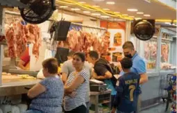  ?? ?? DEMANDA. Sampedrano­s esperan su turno para ser atendidos en una carnicería del mercado Dandy en San Pedro Sula.