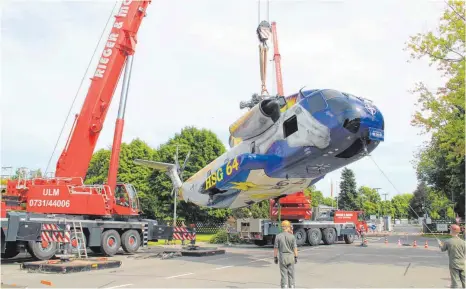  ?? FOTO: MICHAEL MANDERSCHE­ID ?? Zupackende Hände und zwei Schwerlast­kräne hat es gebraucht, die CH-53 auf dem Ausstellun­gssockel zu platzieren.