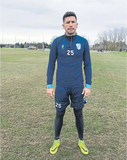  ?? GENTILEZA DANA HERNÁNDEZ ?? Primer entrenamie­nto. El ídolo está de regreso y en Turdera se ilusionan.