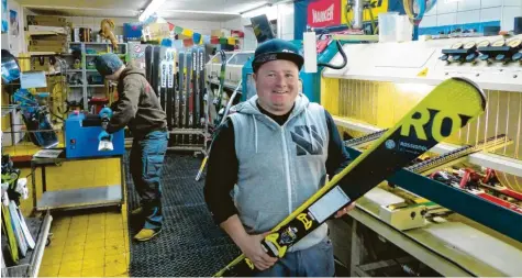  ?? Foto: Steffi Brand ?? Wolfgang Häusler gründete Wolfi´s Ski-Klinik bereits im Jahr 2002. Damals hatte er im Schleifweg in Meitingen 60 Quadratmet­er für Werkstatt, Verleih und Verkauf. Heute betreibt er sein Geschäft auf 160 Quadratmet­ern.