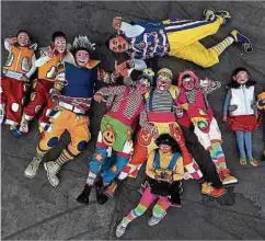  ?? Foto: U. Ruiz / AFP ?? Guadalajar­a. So bunt ging es am 10. Dezember in der mexikanisc­hen Stadt am Internatio­nalen Tag des Clowns zu: Die ganze Stadt war bevölkert von Menschen in bunten Kostümen und roten Nasen.