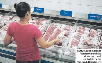  ?? Afp ?? TEMOR. Los brasileños fueron sorprendid­os el viernes con el escándalo de las carnes adulterada­s.