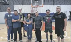  ?? FOTO CORTESÍA TERSA RAMÍREZ ?? RECIBIENDO EL TROFEO de campeones del volibol varonil de San Luis, los jugadores del equipo Perrones.