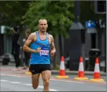  ?? ?? Win: Scott Hinchliffe at the Sheffield 10k. Picture: Andrew Swales.