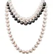  ??  ?? El collar de perlas de doble vuelta nunca pasa de moda.
