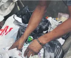  ??  ?? ASEO PÚBLICO. Los empleados de los Ayuntamien­tos o concesiona­rias argumentan que no tienen la “obligación” de separar la basura. Por eso la mezclan.