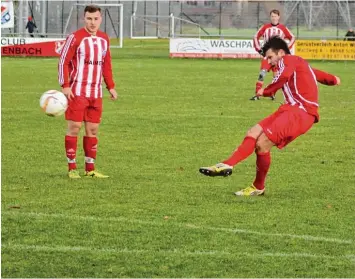  ?? Archivfoto: Wilhelm Baudrexl ?? Angelo Jakob (rechts beim Freistoß) und der TSV Hollenbach peilen im dritten Jahr in der Bezirkslig­a wieder ruhigere Fahrwasser an. Die Elf vom Krebsbach hat dabei nur einen Abgang zu verkraften.