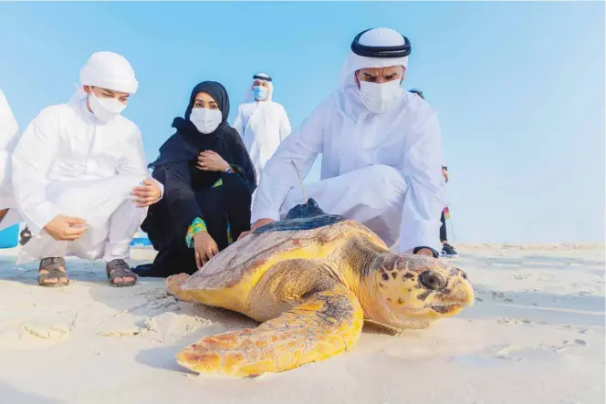  ??  ?? H.E. Major General Staff Pilot Faris Al Mazrouei and H.E. Dr Sheikha Al Dhaheri releasing the turtles.