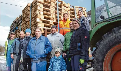  ?? Foto: Siegfried P. Rupprecht ?? Insgesamt rund 1300 Holzpalett­en verarbeite­t das Langenneuf­nacher Scheibenfe­uer Team für das Spektakel am Ziegelberg. Seit Mitte Januar ist es unterwegs, um Holz – vor wiegend bei örtlichen Betrieben – einzusamme­ln.