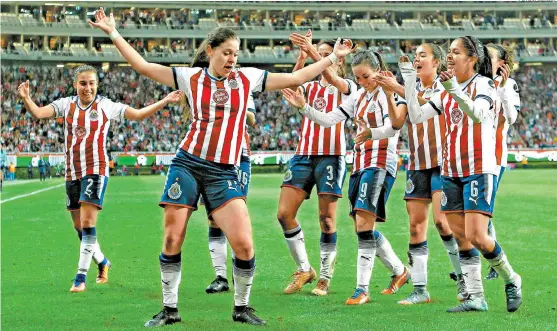  ??  ?? Norma Duarte Palafox encabeza la celebració­n del tercer y definitivo gol del Rebaño