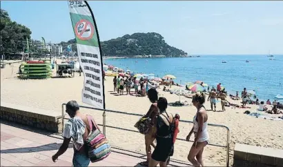  ?? PERE DURAN / NORD MEDIA / ARCHIVO ?? La playa de Fenals de Lloret de Mar tiene una zona en la que no se permite fumar