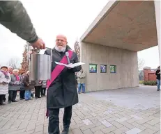  ?? RP-FOTO: JÜRGEN LAASER ?? Diakon Kurt Esser übernahm die Einsegnung der neuen offenen Friedhofsh­alle in Borschemic­h.