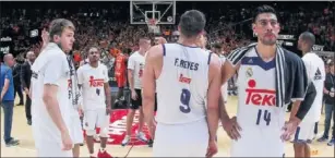  ??  ?? TRISTEZA. Los jugadores del Madrid tras perder el cuarto partido de la final.