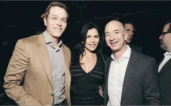  ?? TODD WILLIAMSON / GTRES ?? Patrick Whitesell, Lauren Sánchez y el presidente de Amazon y propietari­o del Washington Post Jeff Bezos