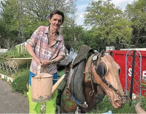  ?? | PHOTO : OUEST-FRANCE ?? Jean-Claude Desneux à côté de l’un des doyens de la déchetteri­e : ce cheval d’entraîneme­nt, installé ici il y a au moins une quinzaine d’années.