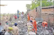  ?? SAKIB ALI/HT PHOTO ?? ■
NDRF personnel at the site in Modi Nagar on Sunday.