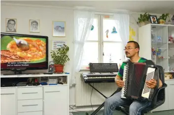  ??  ?? Quand il ne pêche pas dans les fjords avoisinant­s, Hans Bidstrup se livre à sa passion pour la musique. Comme partout ailleurs, la télévision reste allumée en permanence.