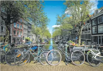  ?? − Gracieuset­é ?? La ville d’Amsterdam compte plus de 880 000 vélos.