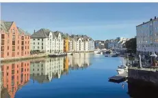  ?? FOTO: MARKO VÖLKE ?? Ålesund ist eine Hafenstadt an Norwegens Westküste, direkt am Eingang des Geirangerf­jords. Sie ist bekannt für ihre bunten Jugendstil-Häuser.