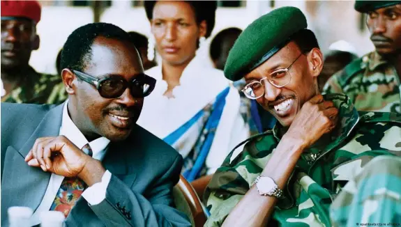  ?? ?? Rebellenfü­hrer Paul Kagame, dessen RPF den Völkermord in Ruanda beendete, galt schon früh als eigentlich­er Machthaber - hier im Juli 1994 mit Präsident Pasteur Bizimungu
Bild: epa/dpa/picture alliance