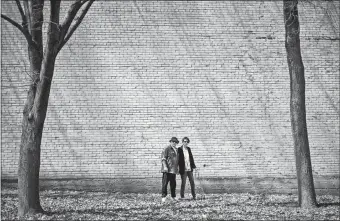  ?? DARREN HAUCK/FOR THE WASHINGTON POST ?? Nancy and Terry Koch outside of their apartment complex earlier this month in West Allis, Wis. Nancy, a retired psychiatri­c nurse, and Terry, a technical writer, are struggling to make ends meet in retirement.