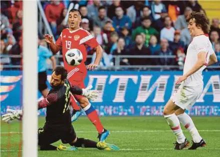  ?? EPA PIC ?? Russia’s Alexandr Samedov (centre) scores in a friendly tie against Turkey at VTB arena in Moscow on Tuesday.