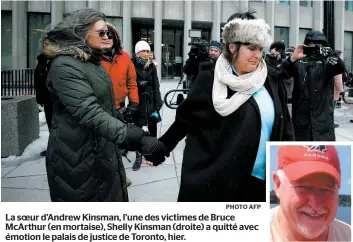  ?? PHOTO AFP ?? La soeur d’andrew Kinsman, l’une des victimes de Bruce Mcarthur (en mortaise), Shelly Kinsman (droite) a quitté avec émotion le palais de justice de Toronto, hier.