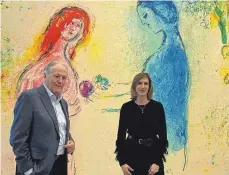  ?? FOTOS: VG BILD-KUNST, BONN 2022/ANTJE MERKE ?? Marc Chagall hat mit „Daphnis und Chloe“sein berühmtest­es Mappenwerk geschaffen. Links ist „Chloes Kuss“zu sehen. Eine weitere Mappe aus den 1960er-Jahren ist „Regards sur Paris“mit Ansichten der französisc­hen Hauptstadt wie etwa „La Seine“von Kees van Dongen (oben rechts). Beide Grafikzykl­en werden jetzt zur Freude von Sammler Siegfried Weishaupt und Museumslei­terin Kathrin Weishaupt-Theopold (unten rechts) erstmals in Ulm gezeigt.