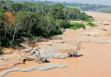  ?? (PÉROU, 29 SEPTEMBRE 2021/PAOLO PENA/AGENCIA EFE/IMAGO) ?? Des dragues minières aurifères illégales sur le fleuve Inambari, dans la zone tampon de la réserve nationale de Tambopata.