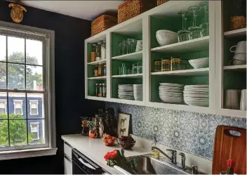  ?? BILL O’LEARY/WASHINGTON POST ?? While many new homes feature neutral white or grey as the backsplash, using wallpaper can add pop to a kitchen’s dreary decor.