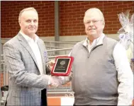  ?? LYNN KUTTER ENTERPRISE-LEADER ?? Mike Willard, president of Farmington Chamber board, presents an Appreciati­on of Service Award to Thomas Cornwell, who served on the Chamber board for about 15 years.