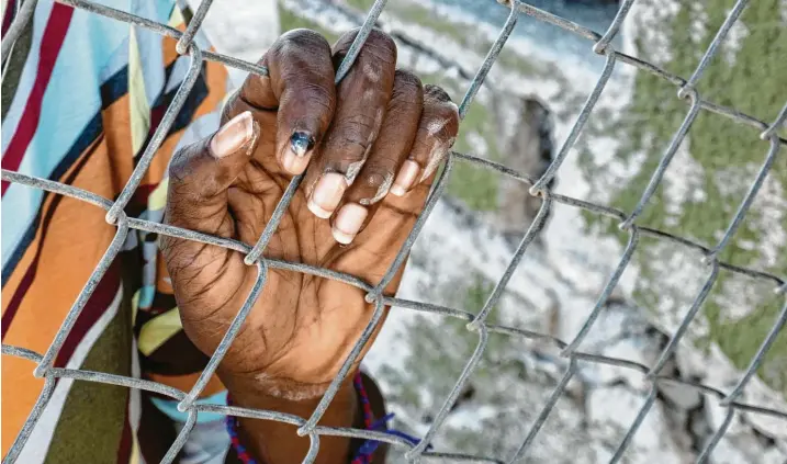  ?? Foto: Nicolas Economou/nurphoto, dpa ?? Wie es für die Geflüchtet­en auf Lesbos weitergeht? Niemand weiß das. Eine Frau am Zaun des Lagers Kara Tepe.