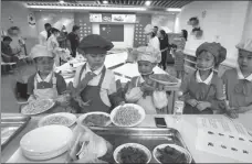  ?? GAO ERQIANG / CHINA DAILY ?? Elementary school students learn to cook noodles to celebrate China’s National Day in Shanghai, on Sept 29.