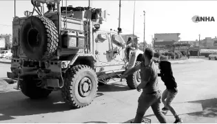  ?? AP ?? Residents who are angry over the US withdrawal from Syria hurl potatoes at American military vehicles in the town of Qamishli, northern Syria, yesterday.