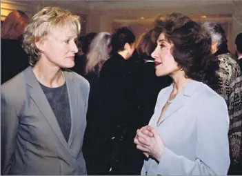  ?? Lou Manna ?? FIGHTING ‘GENDER APARTHEID’ Sima Wali, right, talks with actress Glenn Close at the Women’s Commission for Refugee Women and Children in New York in 1999. “The Afghan spirit is indomitabl­e, especially the women,” Wali once said.