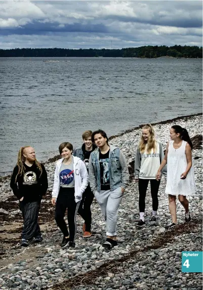  ?? FOTO: LEIF WECKSTRöM ?? Ungdomsarb­etsledaren Daniel Jakobsson, konfirmand­erna Tindra Sederlöf, Ville Valtanen, Julius Wicklund, Amanda Fredriksso­n och pastor Patricia Högnabba tog en promenad på stranden.