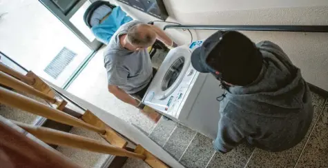  ?? Foto: Ole Spata/dpa ?? Waschmasch­inen halten lange, manchmal sogar 25 Jahre. Experten sagen deshalb: Diese Geräte kann man guten Gewissens auch gebraucht kaufen.
