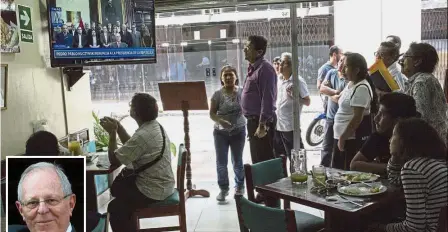  ?? — AP ?? Breaking news: Diners at a cafe in Lima watching Kuczynski (inset) deliver a nationwide televised address announcing his resignatio­n.