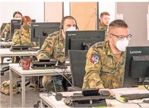  ?? FOTO: STADT DUISBURG ?? Bundeswehr­soldaten bei der Kontaktver­folgung im Gesundheit­samt: Inzwischen helfen sie auch an drei Teststatio­nen.