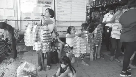  ?? (LYNDE SALGADOS) ?? WHY NOT. Selling `panakot’ off the vicinity of Cogon Public Market, Cagayan de Oro is a unique yet decent way for these elderly women to eke out a living.