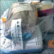  ?? XU JUNQIAN / CHINA DAILY ?? Bags of flour used at a Farine bakery outlet lie sealed up by inspectors in Shanghai. The owner of the shop has closed the shop voluntaril­y for self-examinatio­n.