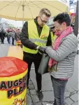  ?? Foto: Annette Zoepf ?? Am Eingang Langenmant­elstraße: An drej Anochin schaut bei Angelika Sche chinger in die Tasche.