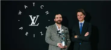  ?? ?? Ci-contre, Raúl Pagès, à gauche, tenant le trophée personnali­sé par un maître graveur de La Fabrique du Temps Louis Vuitton, et Jean Arnault à droite.