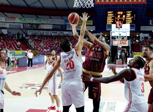  ??  ?? Determinat­o Un affondo di Austin Daye, uno dei protagonis­ti veneziani della partita di ieri sera contro Trieste: l’assalto alla leadership è compiuto (foto Ciamillo)