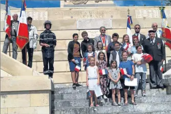  ??  ?? Les enfants des écoles posent pour la photo souvenir