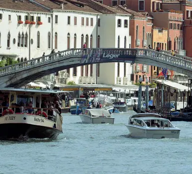  ??  ?? Moto ondoso Sotto il ponte degli Scalzi, prima dell’emergenza sanitaria, transitava­no centinaia di barche ogni ora