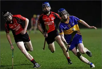  ??  ?? Joe Curtis of Ballinastr­agh Gaels is pursued by Oulart-The Ballagh’s John Roche and Darragh Hayes.