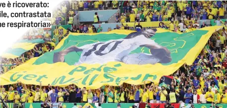  ?? ANSA ?? Lo striscione dei tifosi brasiliani, esposto durante la gara col Camerun e dedicato a Pelé. Il campione ha compiuto 82 anni ad ottobre