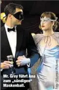  ??  ?? Mr. Grey führt Ana zum „sündigen“Maskenball.